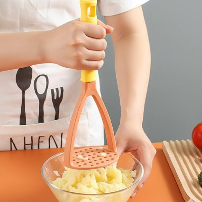 Presse purée orange cuisinier avec tablier